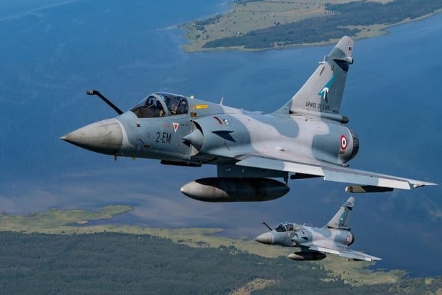網友指出，雖然法國提供幻象 2000 的速度比他國提供 F-16 更快，但單論綜合戰鬥能力，幻象 2000 可能略輸 F-16 。 圖：翻攝自 @Aurora107E X 帳號