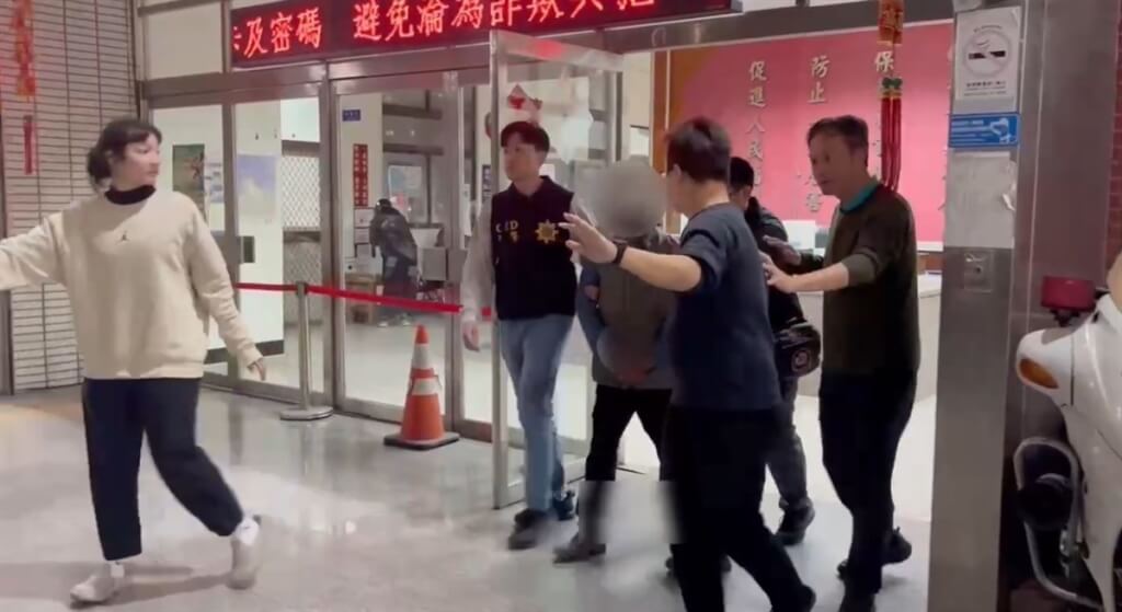 高雄7旬婦人前往張姓男友人（馬賽克者）住處失蹤，警方根據張男5度持袋至河邊丟東西，且屋內有婦人血跡朝殺人罪偵辦。 圖：高雄市刑大提供