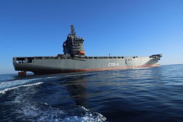 伊朗 6 日舉行了無人機航空母艦「沙希德．巴蓋里」號的揭幕儀式，並宣布將其投入伊斯蘭革命衛隊海軍服役。 圖：翻攝自 @nexta_tv X 帳號