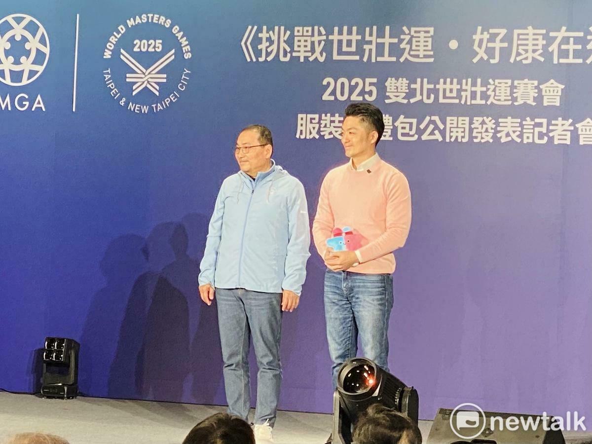 新北市長侯友宜（左）、台北市長蔣萬安（右）今天特別穿搭顏色互相搭配，呼應世壯運吉祥物「壯寶」。 圖：周煊惠 / 攝