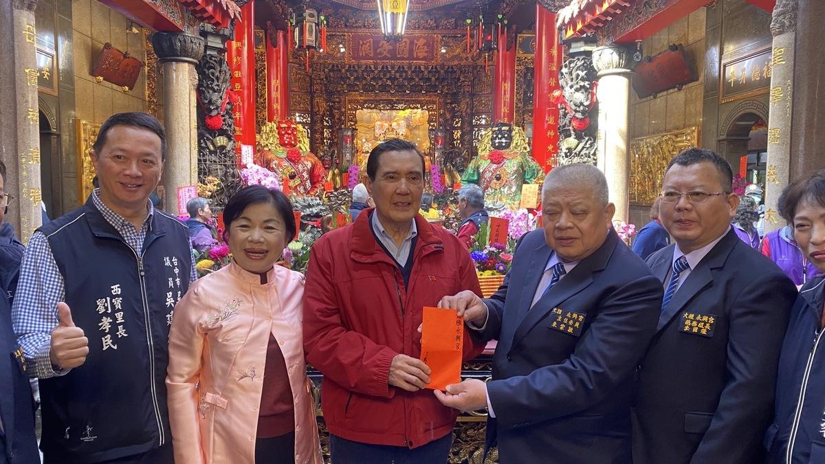 馬英九到大雅及潭子發新春小禮，楊瓊瓔全程陪同。  圖：楊瓊瓔服務處／提供