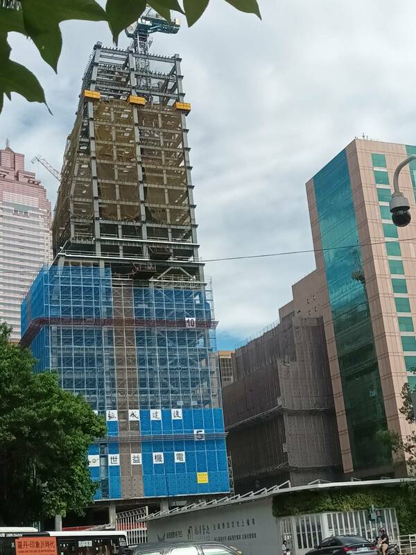 當房價愈漲愈高，許多建商從大型公股行庫取得便宜的資金進行「囤地」，進而享受大量土地增值的利益。(圖為北市一處建案資料照) 圖: 蘇元和/攝影