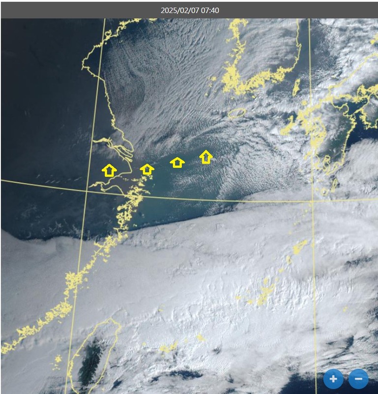 鄭明典分享衛星雲圖指出，目前冷平流還在長江口附近，今晚才會開始受寒流影響降溫。 圖：翻攝自鄭明典臉書