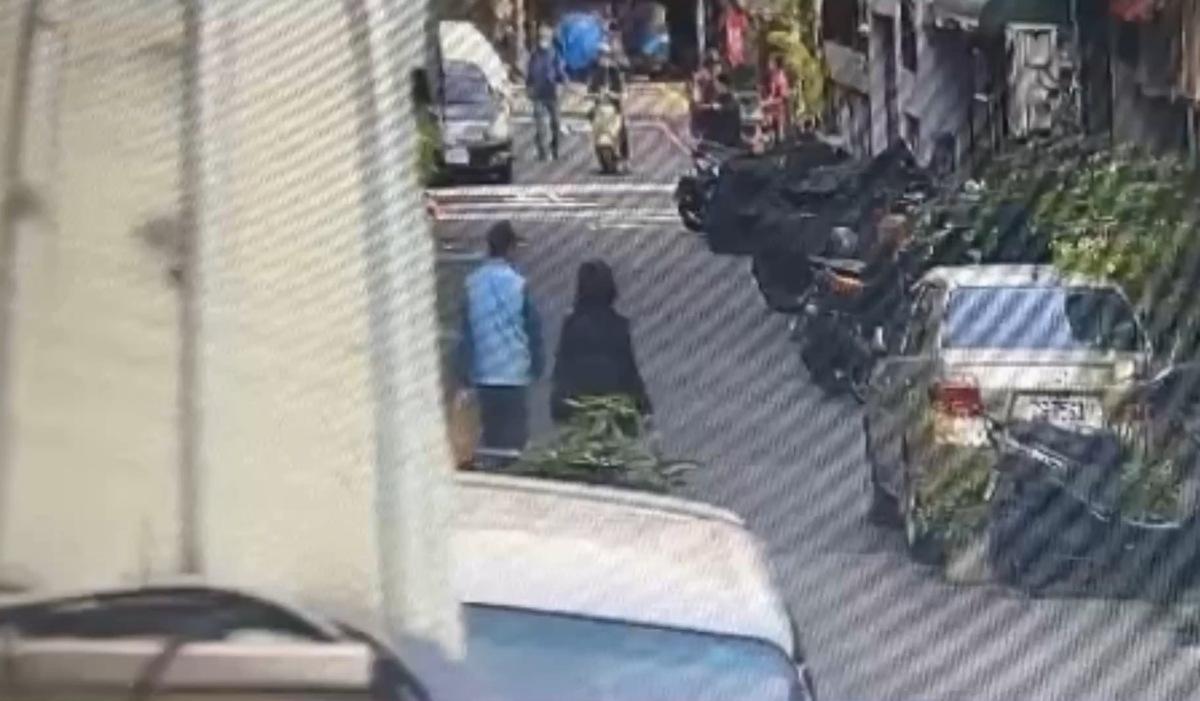 張嫌(左)與被害人張婦同行的畫面。 圖：孫家銘翻攝