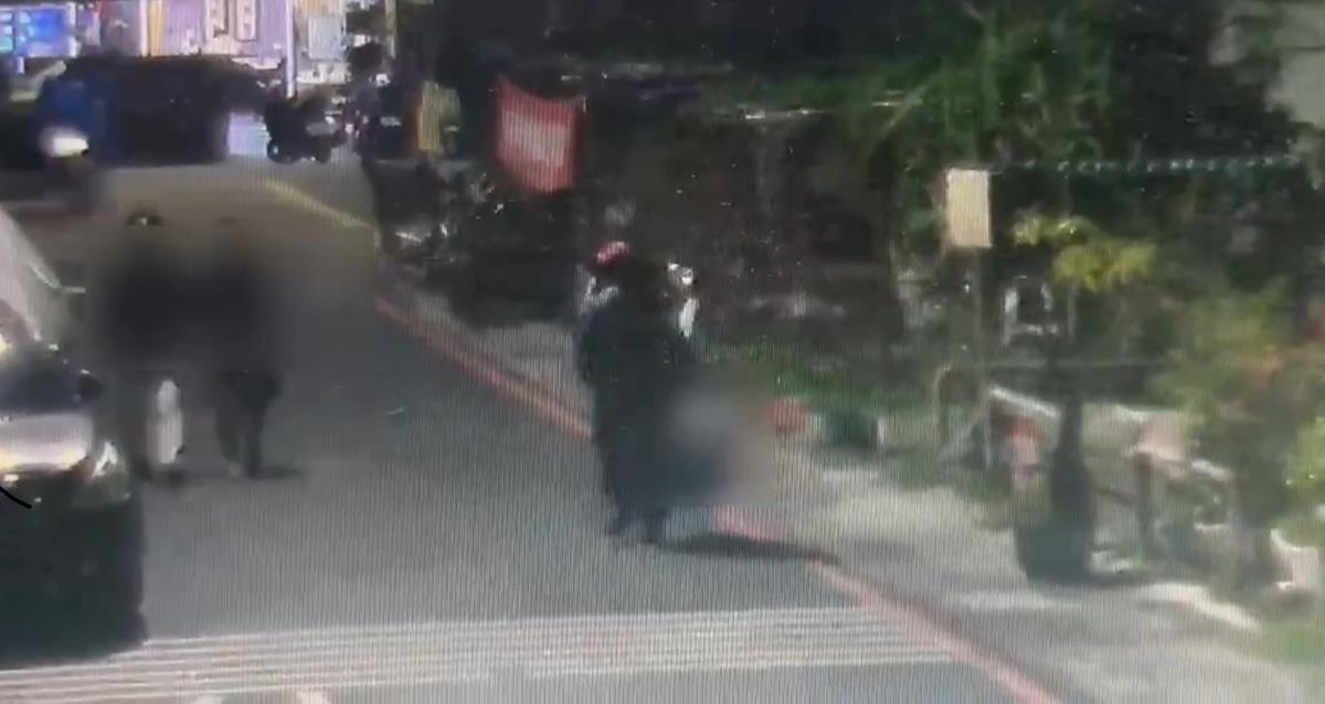 張嫌(右)手提袋裝的張婦殘骸準備棄屍。 圖：孫家銘翻攝