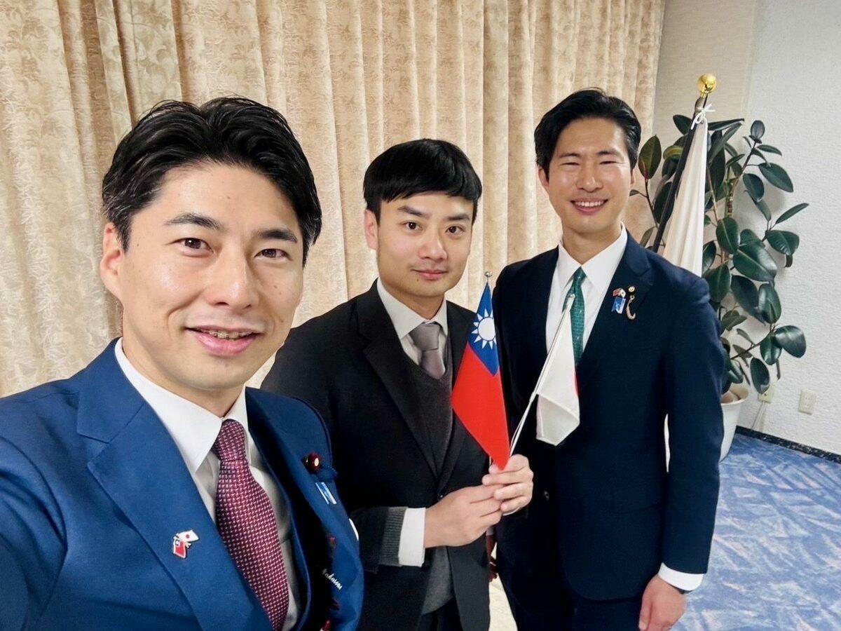 台北市青年局長殷瑋（中）訪日拜會日本自民黨青年局，並與自民黨青年局長中曾根康隆中曾根康隆（左）、局長代理神谷政幸（右）合照。 圖：台北市青年局 / 提供