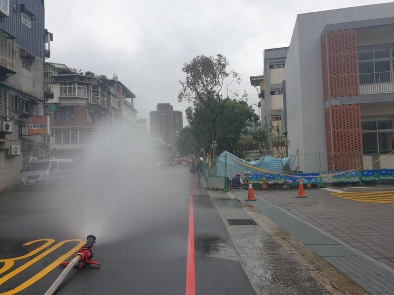 台北市警消表示，7日下午獲報指景美女中地下停車場出入口附近有瓦斯漏氣，經初步調查肇因疑為施工不慎，目前持續架水線警戒。 圖：翻攝畫面／中央社