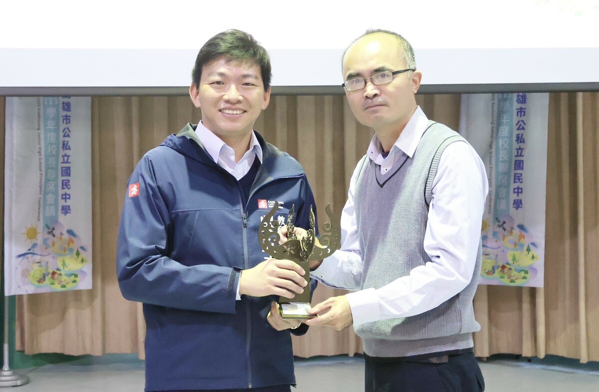 吳立森(左)表揚圓富國中榮獲113年度教育部獎勵推動藝術教育貢獻獎績優學校獎。 圖：高雄市教育局提供