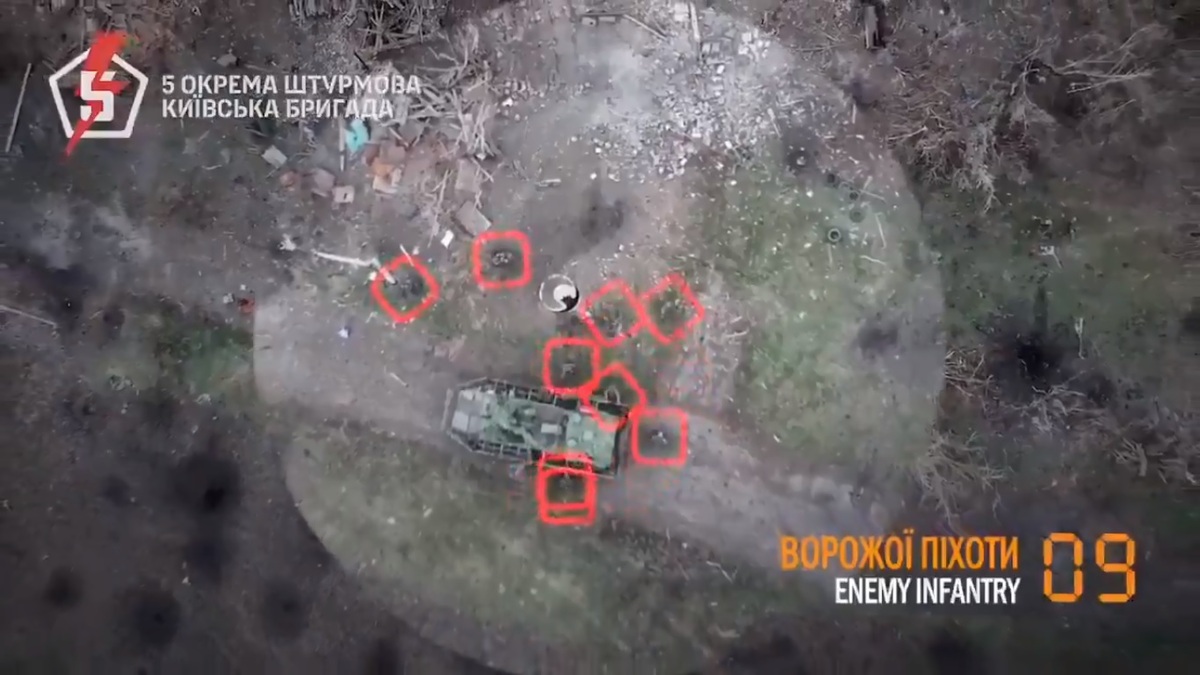 有俄軍士兵搭乘 BTR-82 裝甲車抵達紅軍城前線，剛下車就遭到烏軍第 5 獨立突擊旅鎖定，被原地消滅。 圖：擷取自 @RIRENMB X 分享影片