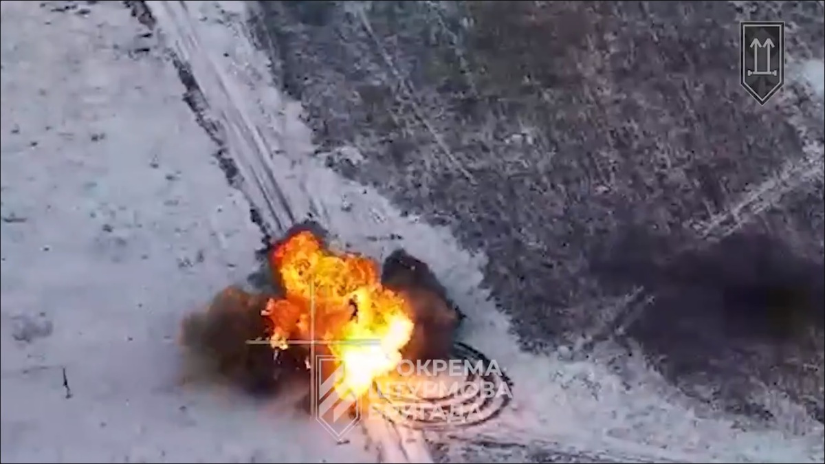 俄軍士兵開著越野車移動，卻誤觸反坦克地雷。 圖：擷取自 @bayraktar_1love X 分享影片