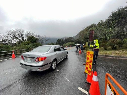 寒流來襲，北市陽明山可能有下冰霰及降雪機會，交通大隊因應可能賞雪人、車潮，規劃三階段交管方案。 圖：北市交通大隊提供