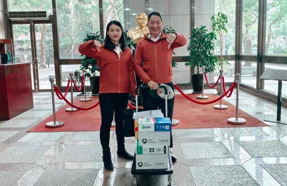 罷免吳沛憶領銜人劉思吟在臉書貼出與備補領銜人張延廷合照，兩人還比出倒讚。 圖：翻攝劉思吟臉書