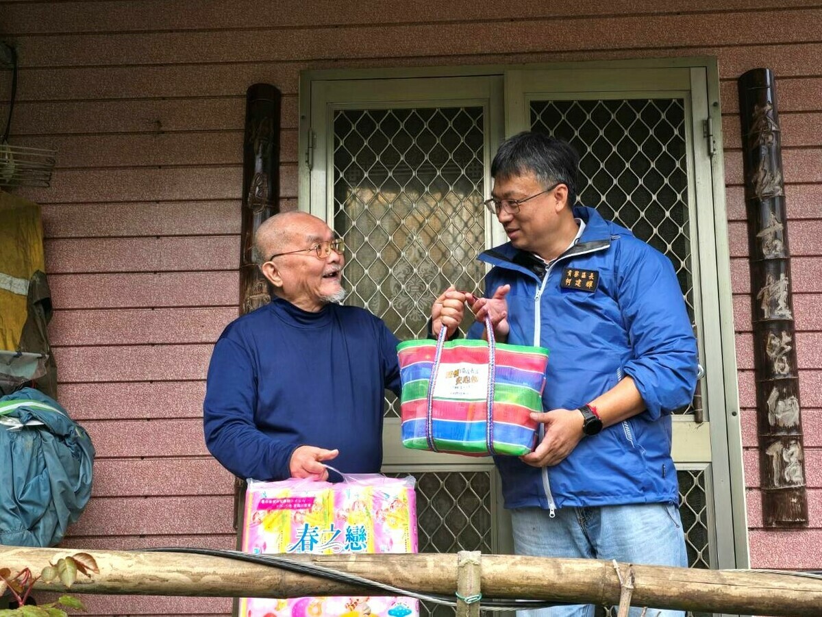 新北市持續啟動低溫關懷，公所每日上街關懷訪視、提供禦寒物資 圖：新北市社會局/提供