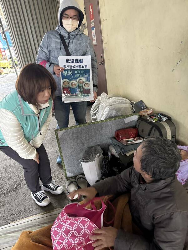 新北各區公所、社會局、街友外展服務中心及各區夜訪志工隊持續對街友低溫關懷訪視。 圖：新北市社會局/提供