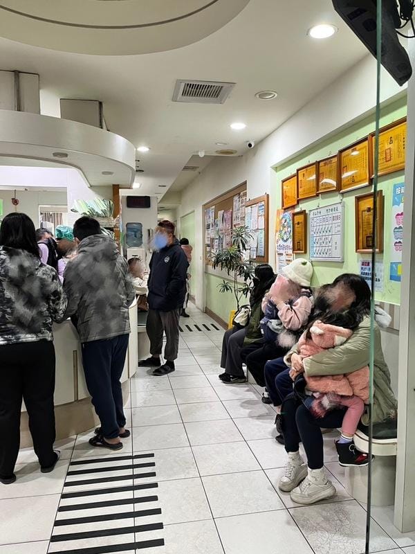 台大醫師李秉穎指流感傳染力強，同住者感染風險四成，新型藥物可降感染率86%，建議48小時內就醫評估用藥，以減少重症風險。(圖為民眾於診所就醫) 圖：曾郡秋／攝（資料照）