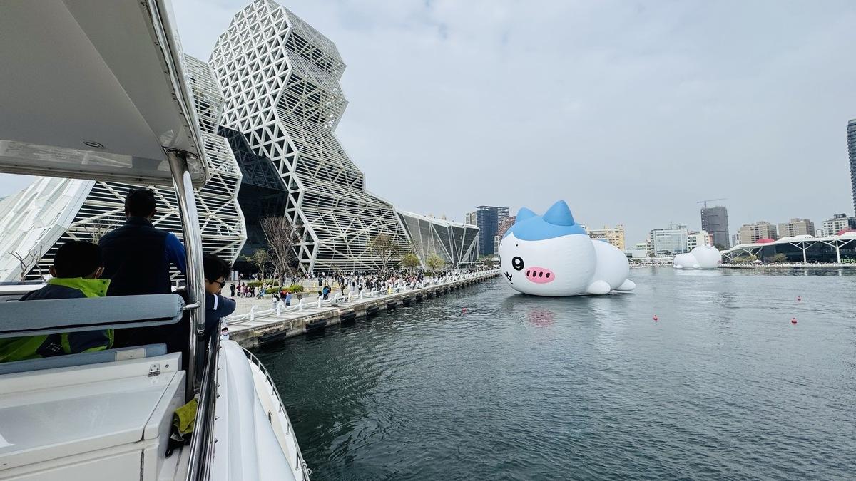 搭乘遊艇更貼近吉伊卡哇跟快樂小夥伴們。 圖：高雄市海洋局提供
