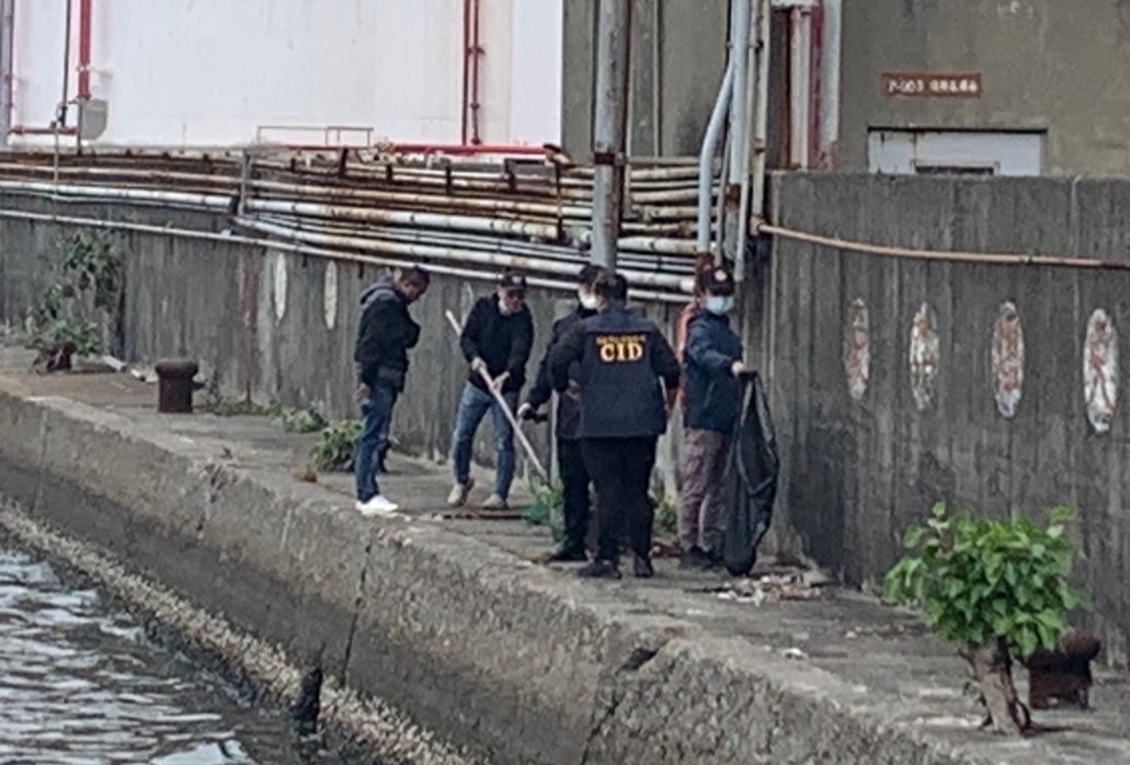 警方在接近高雄港碼頭區船塢岸際，發現疑似人體肉塊和組織。 圖：孫家銘翻攝