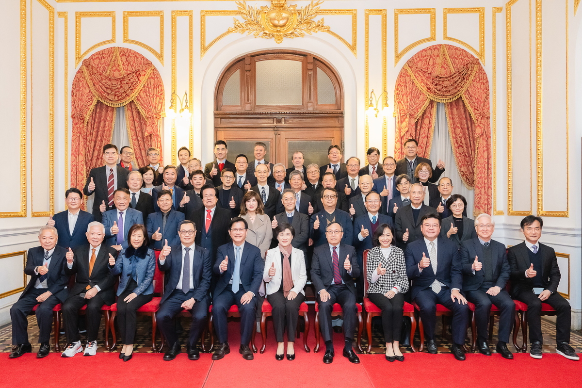 外交部與國經協會7日晚間舉辦春酒活動，行政院副院長鄭麗君（前中）與會合影。 圖：翻攝林佳龍臉書