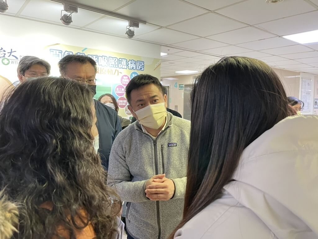 遠東新世紀化學纖維總廠在氣爆事故後遭勞動部職安署勒令停工，勞動部長洪申翰（中）8日並親自前往醫院探視傷者及其家屬，表達慰問。 圖：勞動部/提供