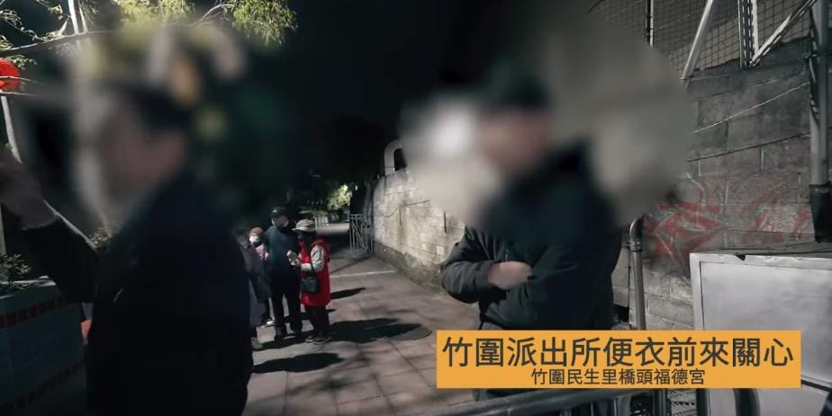 「罷洪！！刻不容楷」團體志工指出，從他們第一天擺攤開始，便衣警察就開始出動了，站在後面用密錄器拍。 圖：取自「罷洪！！刻不容楷」臉書