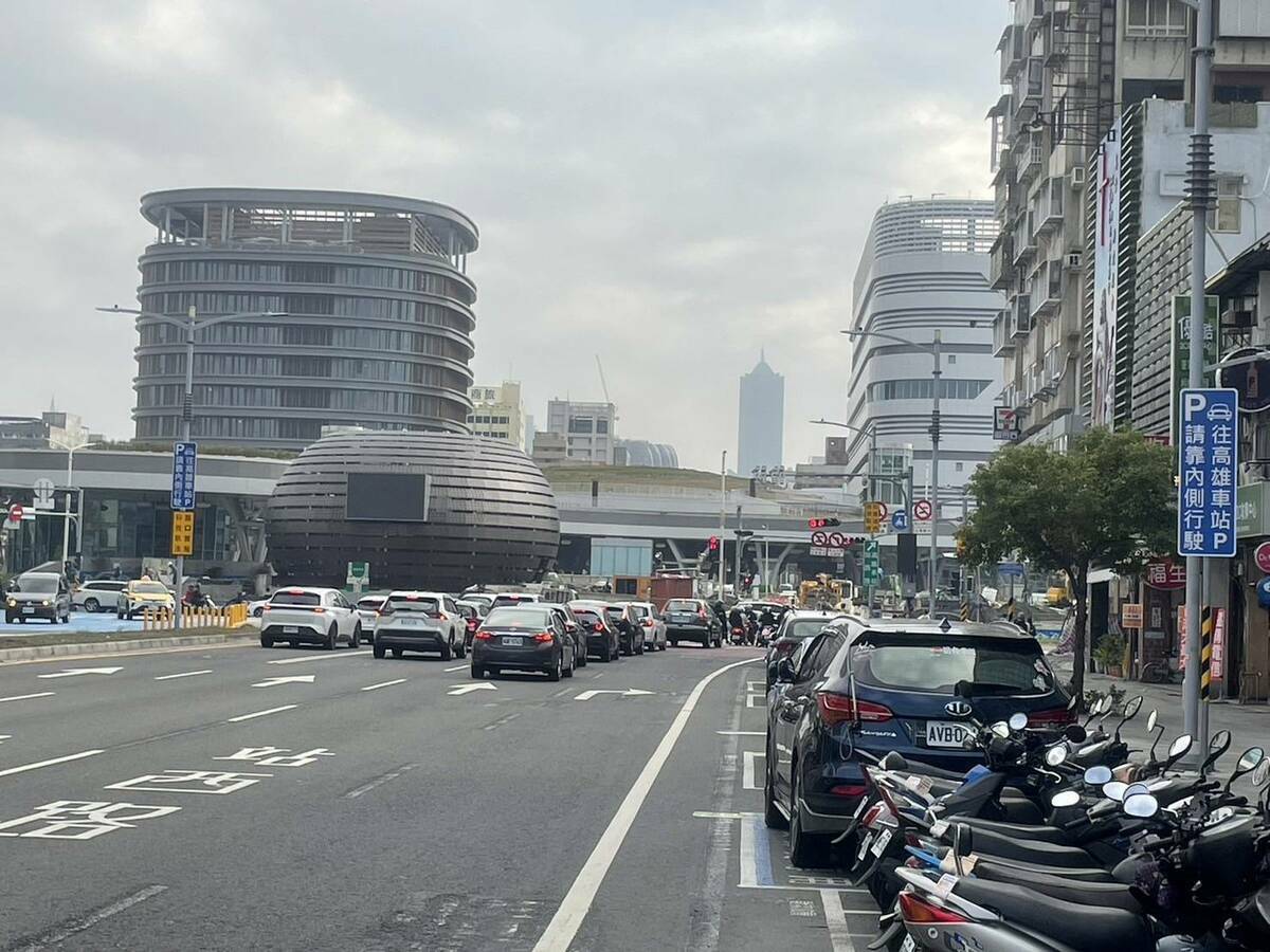 高雄市政府交通局積極協調台鐵及停車場業者，於博愛路、站西路及鐵道街增設多面導引標誌。 圖：高雄市交通局提供