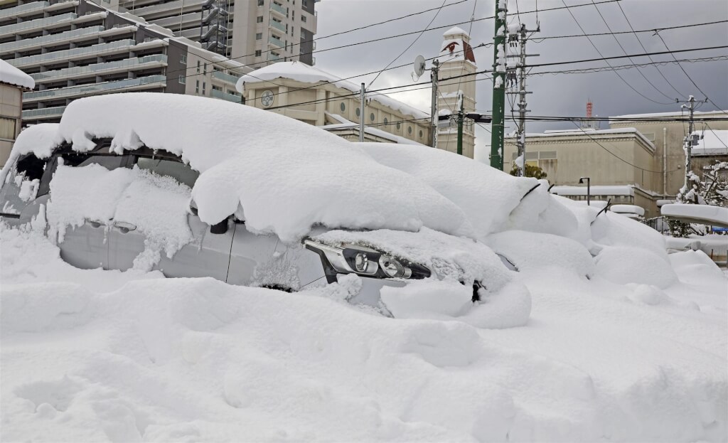 日本多地持續受到本季入冬最強寒流影響而降下大雪，8日新潟市車輛被大雪覆蓋。 圖/共同社