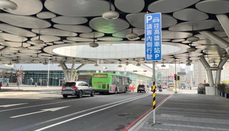 高市府優化民眾辨識進出停車場的動線。 圖：高雄市交通局提供