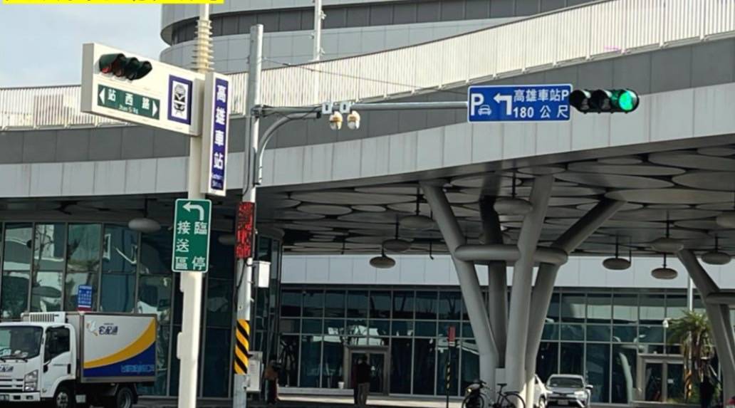高雄車站周邊道路設置多面指示牌，提供駕駛清楚地下停車場的進場指引。 圖：高雄市交通局提供