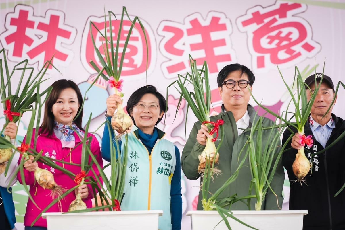 林岱樺(左二)偕同陳其邁(右二)參加林園洋蔥節開幕。 圖：林岱樺服務團隊提供