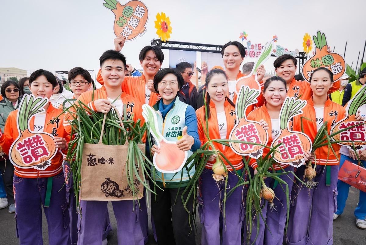 林岱樺出席林園洋蔥節開幕與民眾互動熱烈。 圖：林岱樺服務團隊提供