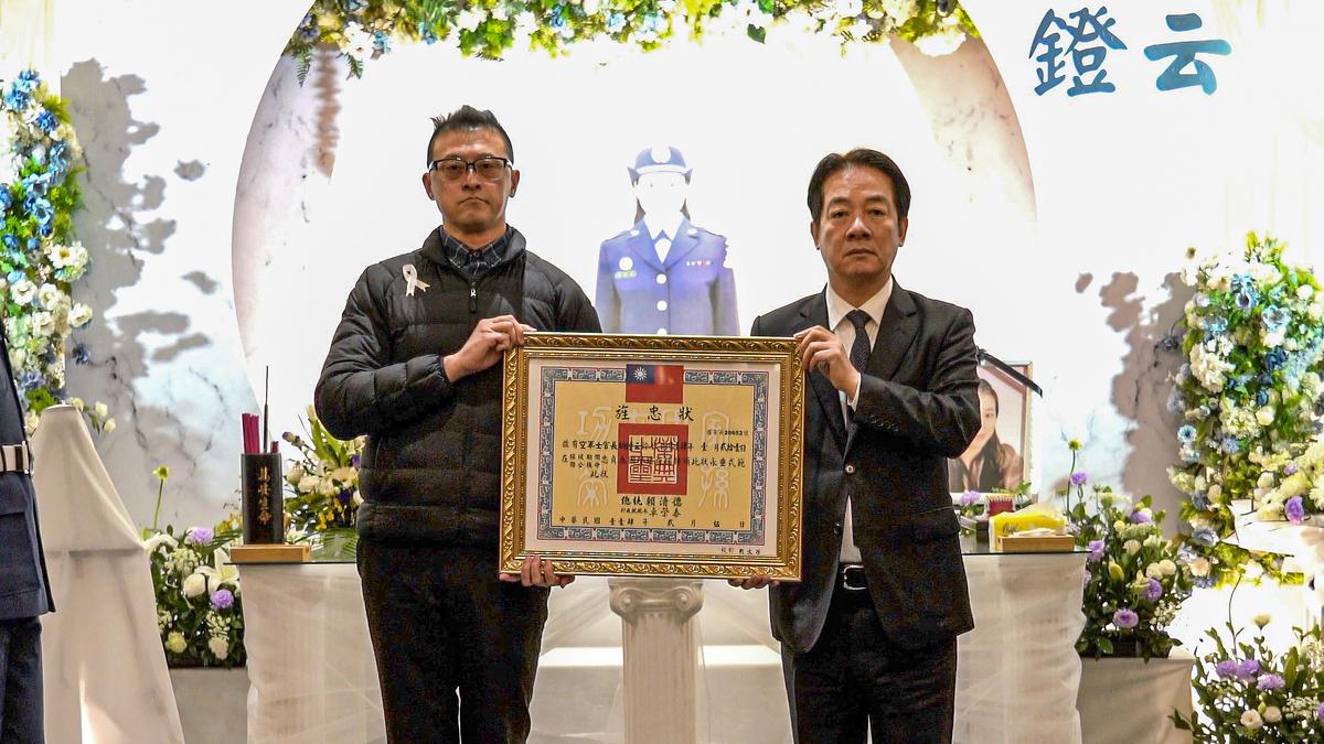 賴清德出席胡鐙云公奠，並頒授旌忠狀，由胡鐙云的二哥胡鈞傑代表接受。 圖：總統府/提供