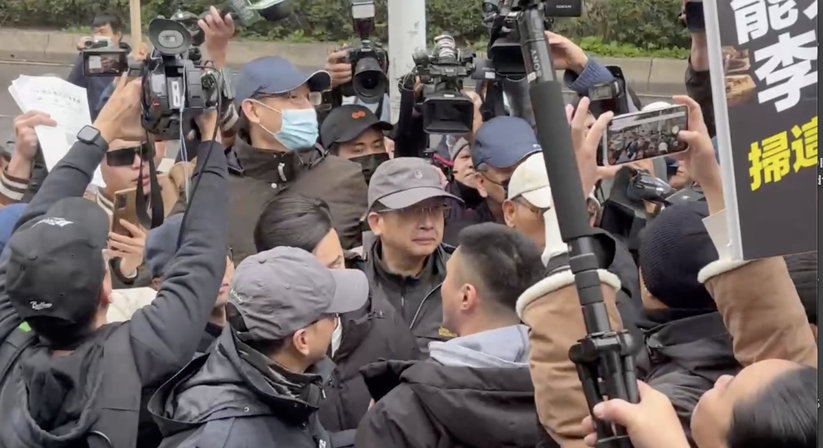 國民黨青年丁瑀（圖中灰帽T者）現身罷團活動嗆聲。 圖：讀者提供
