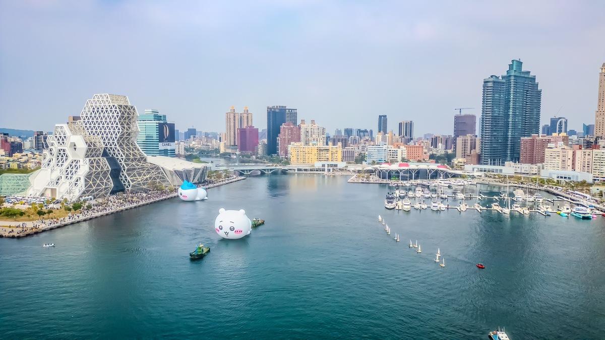 吉伊卡哇漫遊高雄愛河灣。 圖：高雄市觀光局提供