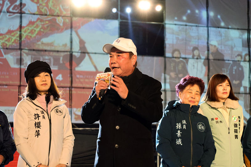 2025苗栗元宵*龍之夜9日晚間登場，縣長鍾東錦（左2）表示，*龍在古時有驅趕瘟疫意義，如今國內政局混亂，「大罷免就像是瘟疫一樣」，他不希望苗栗任何民意代表被罷免。 圖：中央社提供
