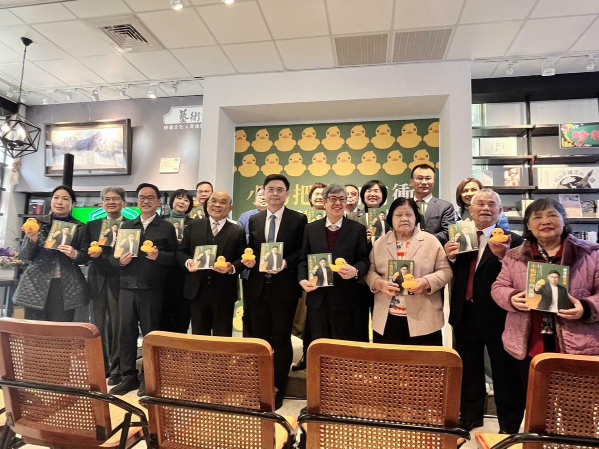 「小鴨把拔」民進黨立委賴瑞隆出新書，前老闆蘇貞昌期許，他對高雄理念都能達成。 圖：金大鈞／攝