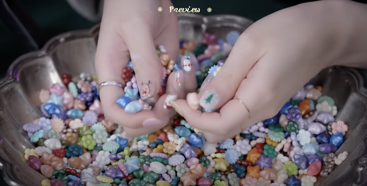 IU在聖誕節的ASMR影片中將戒指戴在食指上，讓許多網友猜測與李鐘碩的感情已經結束。 圖：攝自Youtube／이지금 [IU Official]