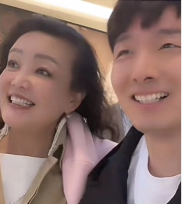 張蘭（左）於2022年底曾公開認夏健（右）為乾兒子。 圖：攝自抖音／我是夏小健