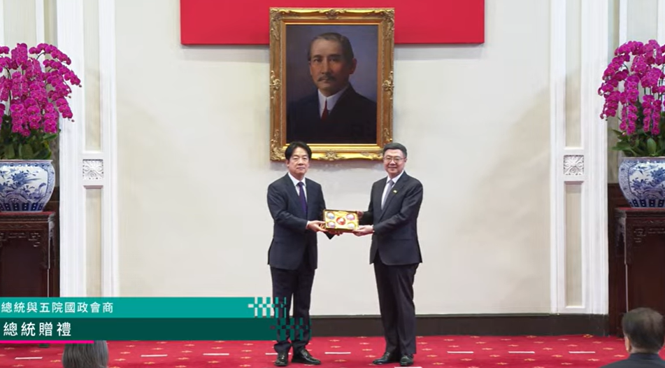 總統賴清德準備紅花響杯五入禮盒，送給蒞府的行政院長卓榮泰等五院院長。 圖：翻攝自賴清德YT
