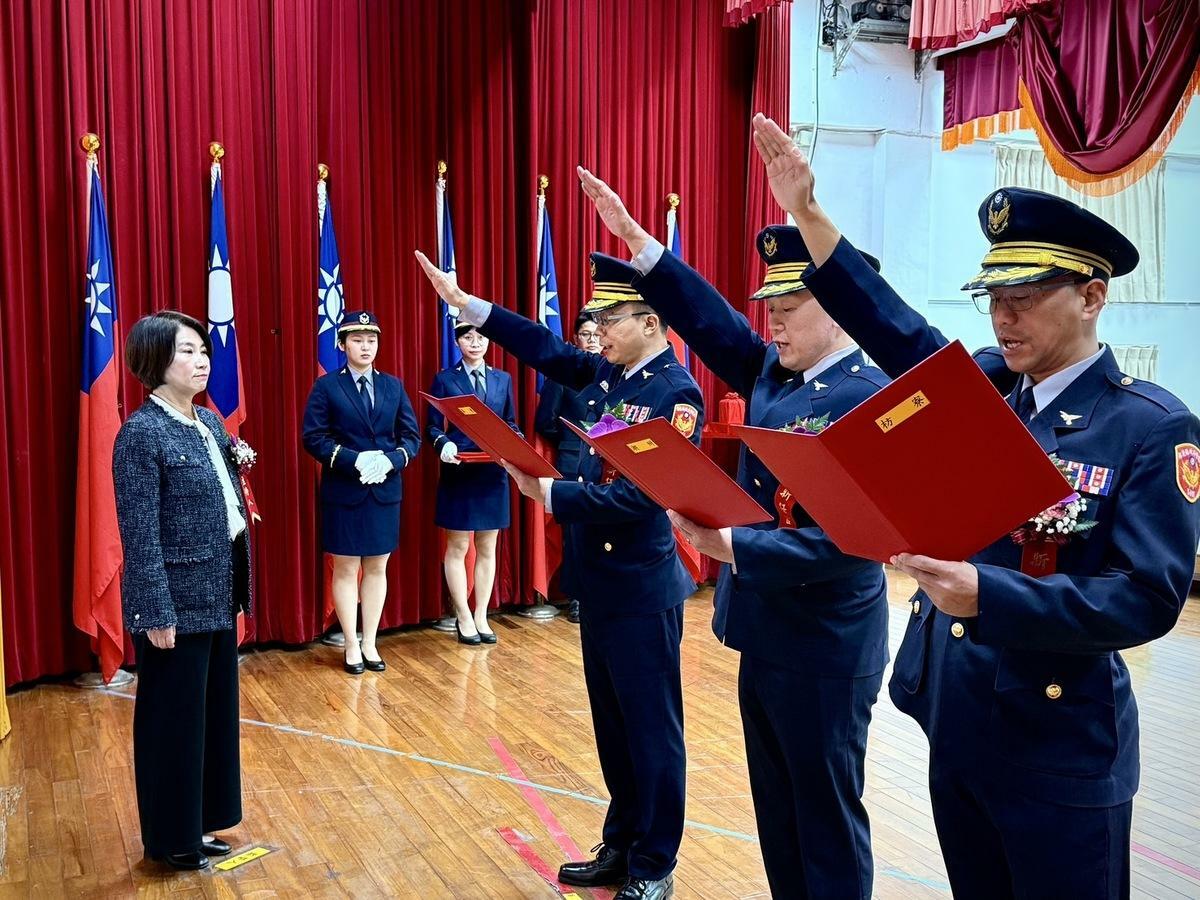 周春米(左一)主持縣警局三位新任分局長宣誓就職。 圖：屏東縣政府/提供