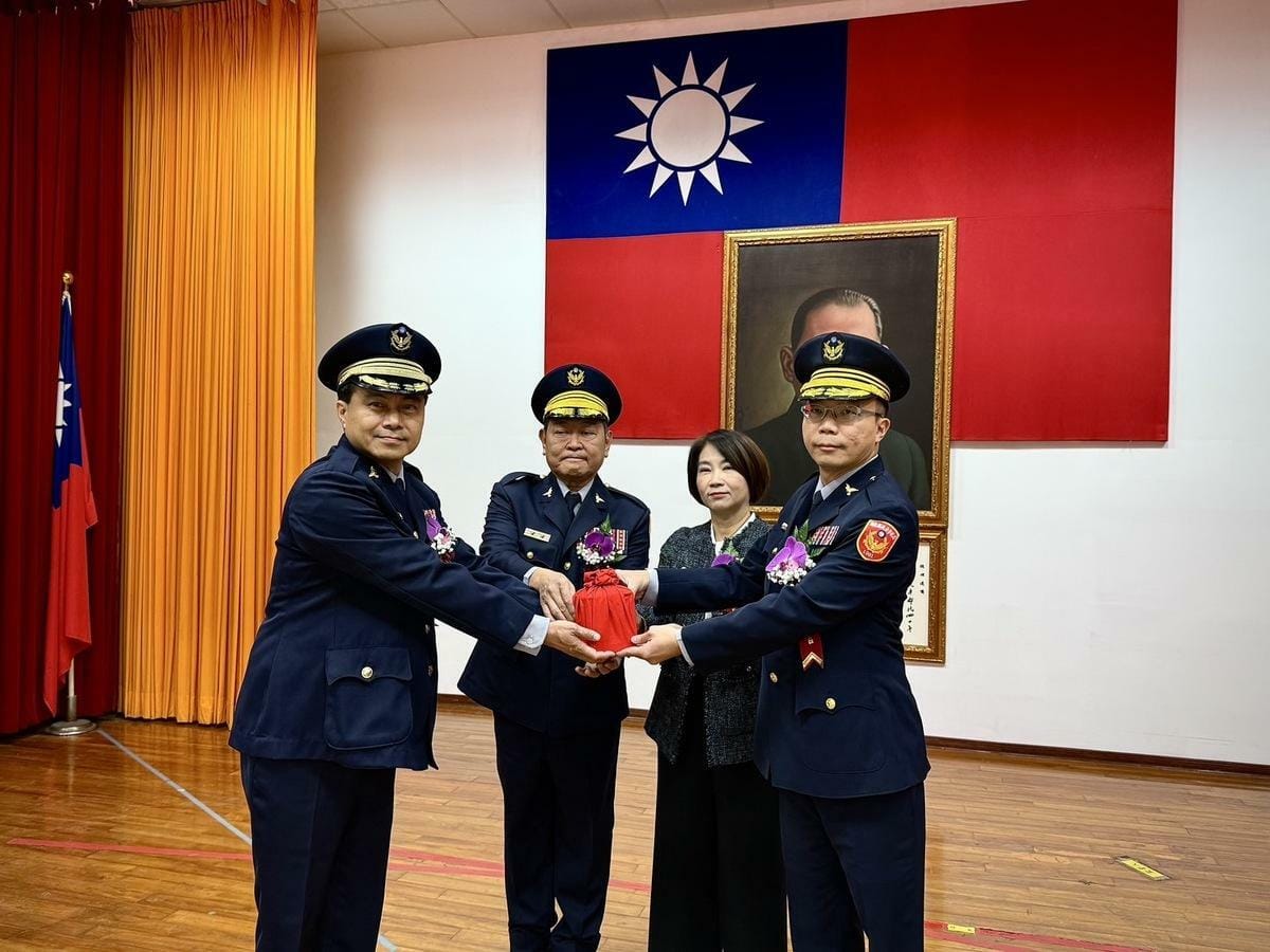 屏東縣警局三分局卸新任分局長聯合交接，由周春米(右二)主持，戴台捷(左二)擔任監交人。 圖：屏東縣政府/提供