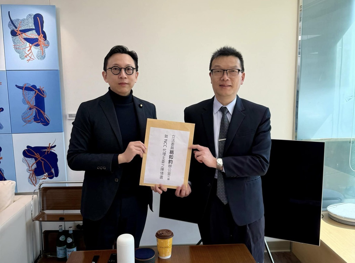國民黨立委葛如鈞與NCC代理主委陳崇樹就750元射頻器材審查會爭議進行討論。 圖：擷取自葛如鈞/臉書