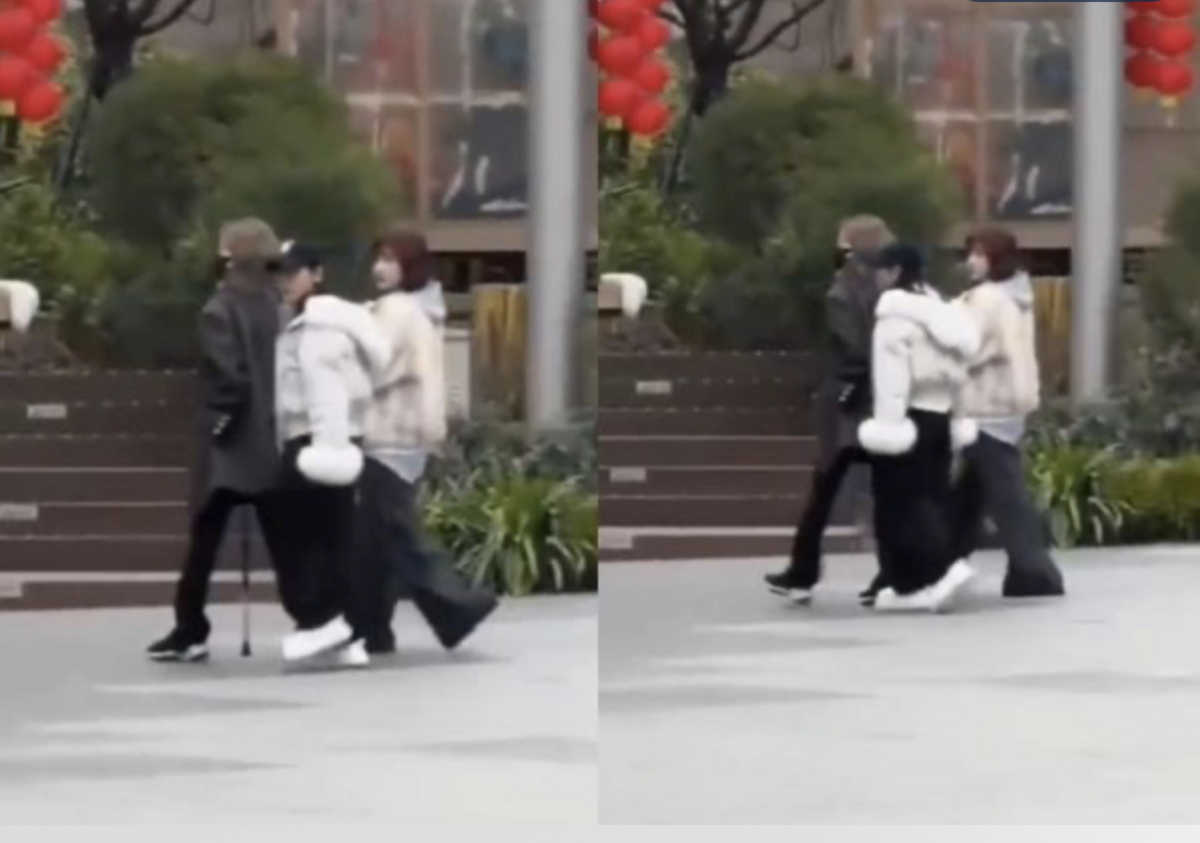 在影片中，趙露思身穿黑色羽絨外套，拄著黑色拐杖，步伐穩健地行走。 圖：攝自微博