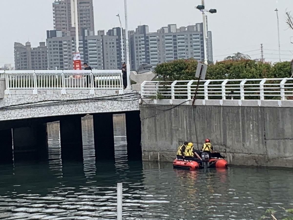 警方連日在前鎮運河打撈，已尋獲22塊疑似人體組織。 圖：高雄市刑大提供