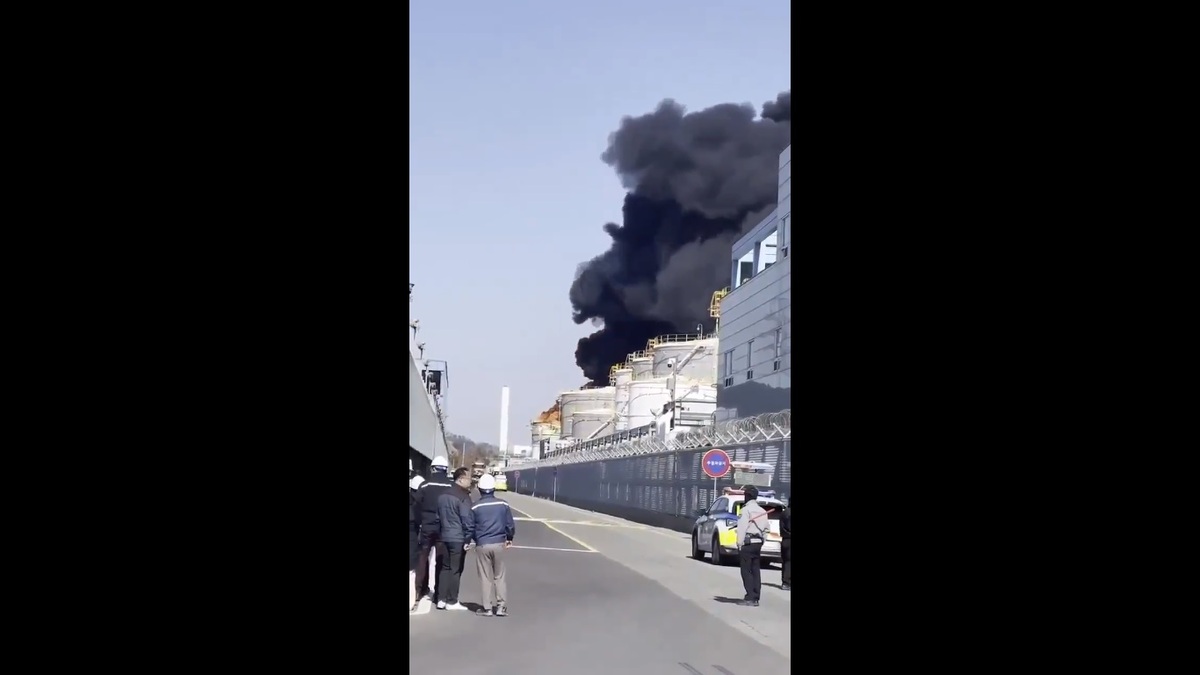 南韓蔚山市溫山工業區今日( 10 日)中午發生一起儲油槽爆炸事故，總計造成 1 死 1 傷，爆炸後的火災持續約 3 小時才被消防部門撲滅。 圖：翻攝自 @Mong2Father X 帳號