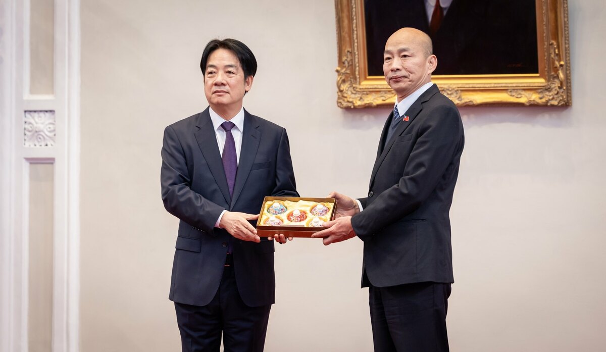 立法院長韓國瑜（右）希望賴清德（左）能以「民進黨主席」身份，呼籲各方停止大罷免行動。 圖：總統府提供