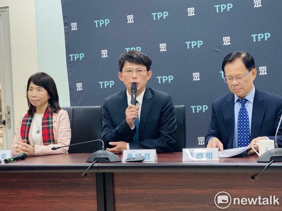 民眾黨團總召黃國昌（中）、副總召張啓楷（右）、幹事長陳昭姿（左）。 圖：周煊惠 / 攝