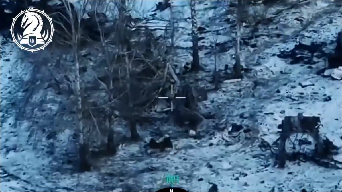 近期俄軍聯合北韓士兵對烏軍陣地發起衝鋒攻擊，卻在烏軍的反擊下損失慘重。 圖：擷取自 @NiKiTa_32156 X 分享影片