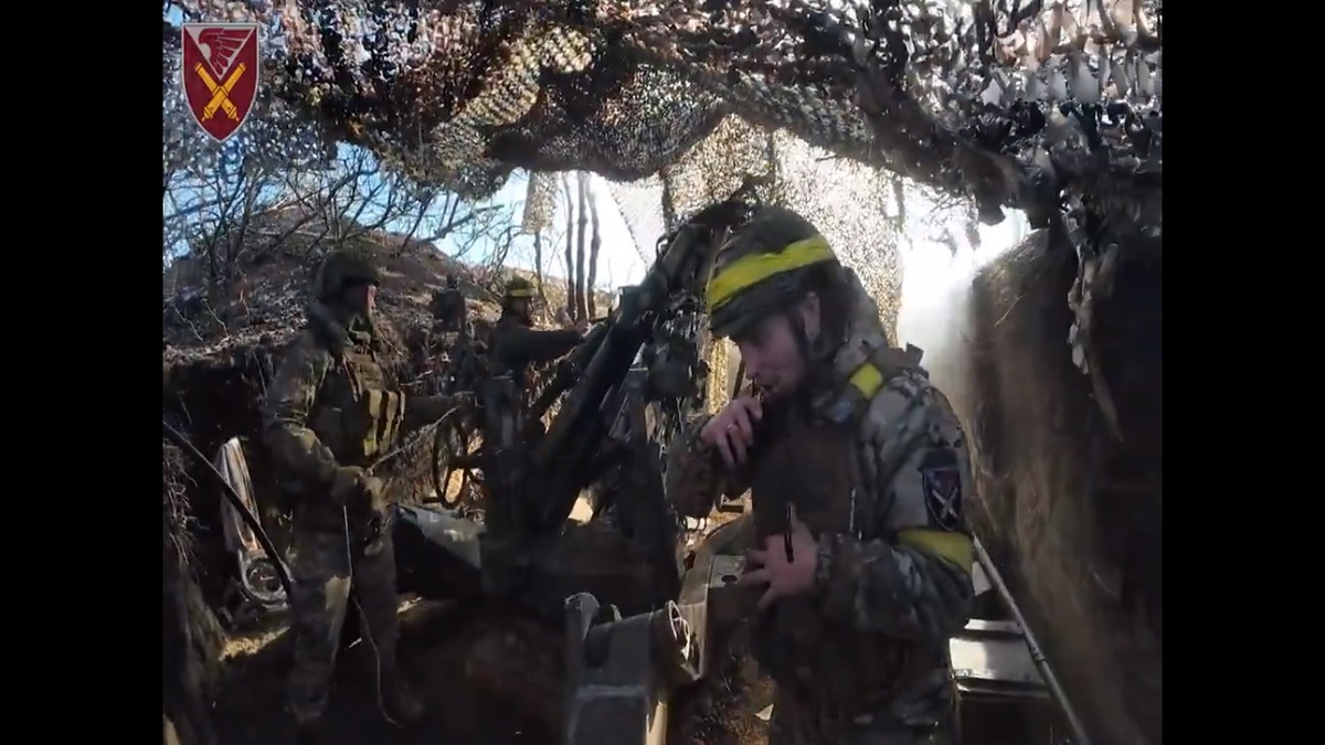 烏軍的砲兵與無人機偵察部隊合作，在鎖定俄軍躲藏的地點後立即發起砲擊。 圖：擷取自 @rainbow78521 X 分享影片