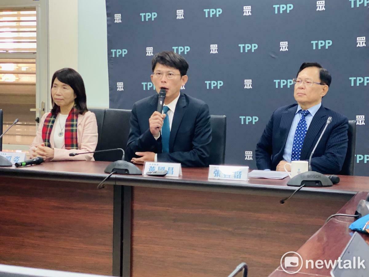 民眾黨團總召黃國昌（中）、副總召張啓楷（右）、幹事長陳昭姿（左）。 圖：周煊惠 / 攝