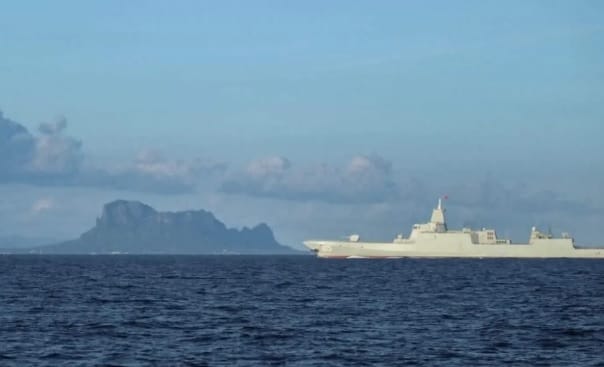 中國解放軍近期派遣由 055 型驅逐艦、 054A 型護衛艦以及 903A 型綜合補給艦組成的艦隊，前往南海地區試圖「宣示主權」。 圖：翻攝自 曹興教授